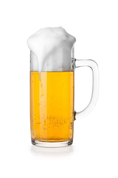 Кружка пива изолированы на белом фоне — стоковое фото