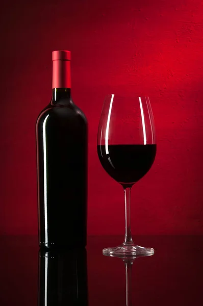 Fles rode wijn en glas — Stockfoto