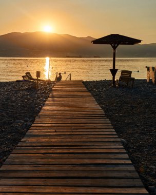 Deniz kıyısında gün batımı