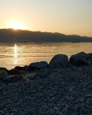 Deniz kıyısında gün batımı