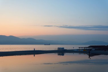 Yaz aylarında göl üzerinden günbatımı