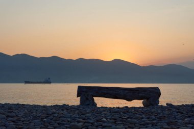 Karadeniz 'de gün batımında bank