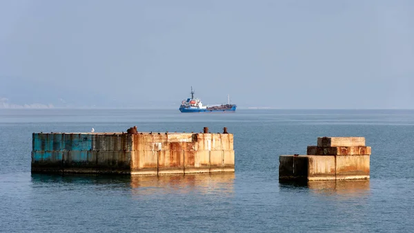 Cargo Dans Port Sur Mer Images De Stock Libres De Droits