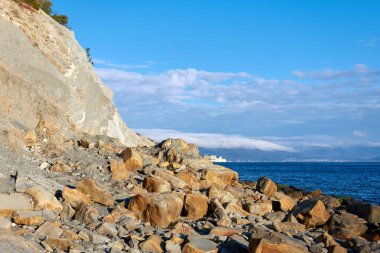 Karadeniz kıyısının kışın güneşli manzarası