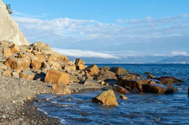 Karadeniz kıyısının kışın güneşli manzarası