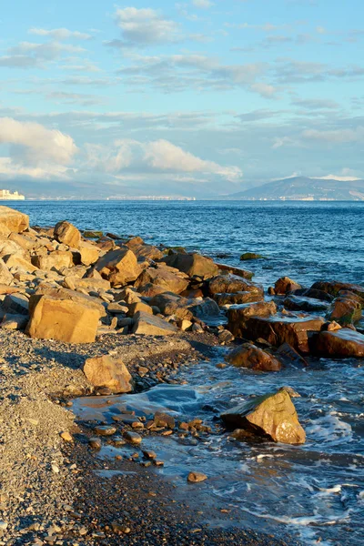 Karadeniz kıyısının kışın güneşli manzarası