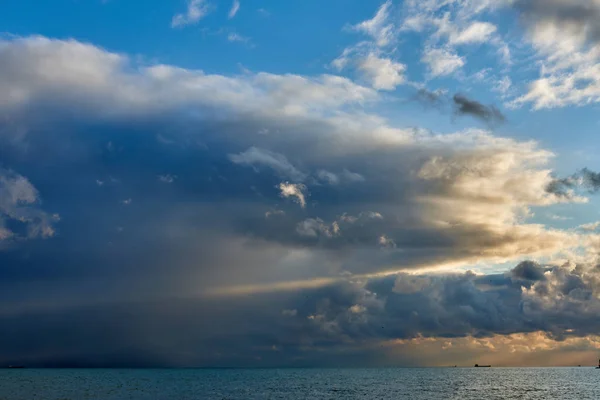 Nuvens Dramáticas Sobre Mar — Fotografia de Stock