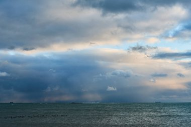 denizin üzerinde dramatik bulutlar