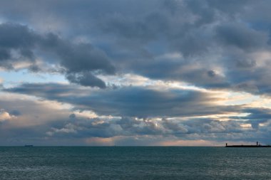 denizin üzerinde dramatik bulutlar