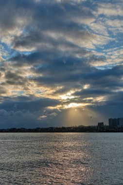 denizin üzerinde dramatik bulutlar