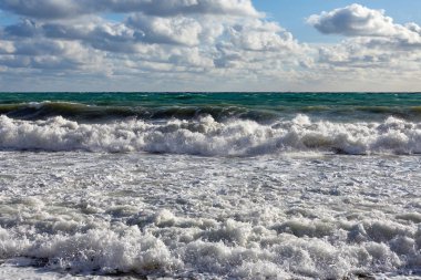 Denizde fırtına, mavi gökyüzünde bulutlar