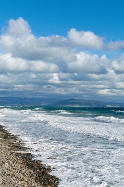 Denizde fırtına, mavi gökyüzünde bulutlar