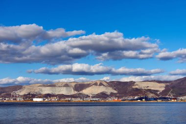 Bulutlar deniz ve dağlar üzerinde