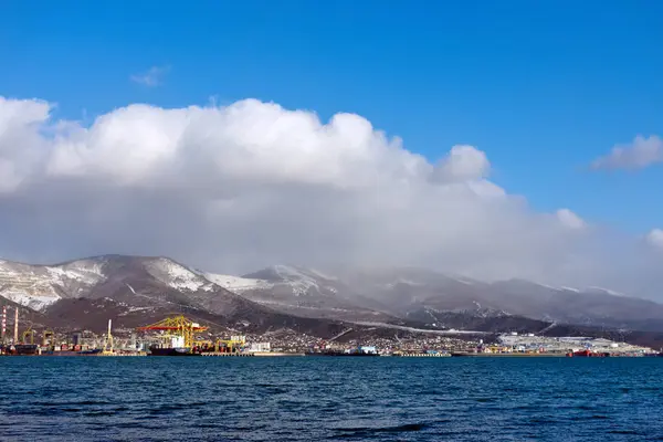 Θέα Θάλασσα Χιονισμένα Βουνά Και Σύννεφα — Φωτογραφία Αρχείου