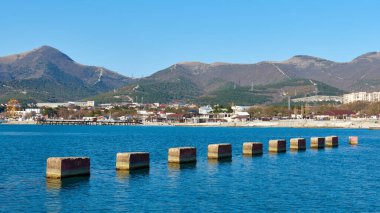 Körfezdeki eski köprünün kalıntıları.