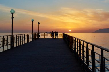 Eski iskelede gün batımı