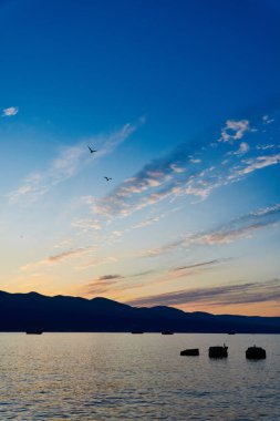 Denizin üzerinde ve dağların üzerinde şafak