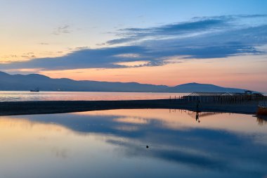 Denizin üzerinde ve dağların üzerinde şafak