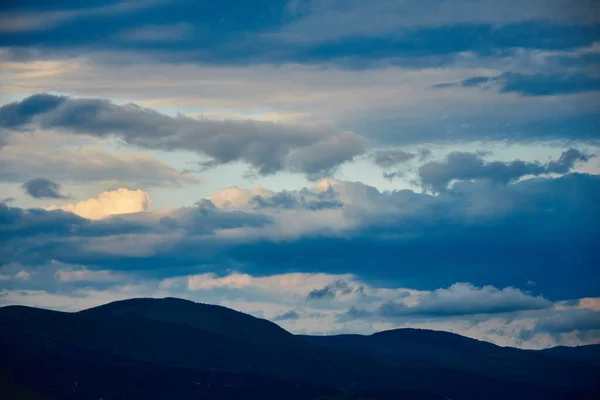 Weiße Wolken Über Den Bergen Und Dem Meer — Stockfoto