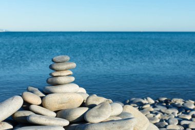 Mavi gökyüzüne karşı taş yığını