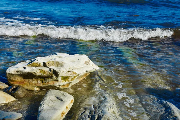 Kamienie Morzu Falami — Zdjęcie stockowe