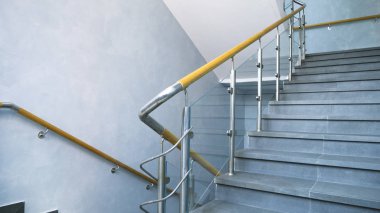 Paslanmaz çelik, cam ve ahşap korkuluklar. Düşme koruması. modern korkuluk ve merdiven tasarımı