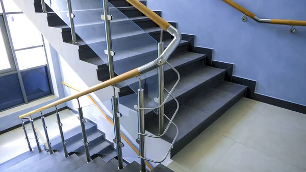 Paslanmaz Çelik Cam Ahşap Korkuluklar Düşme Koruması Modern Korkuluk Merdiven — Stok fotoğraf