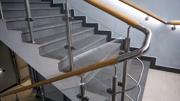 ステンレス鋼 ガラスおよび木製の手すり 手すりや階段の現代的なデザインは — ストック写真