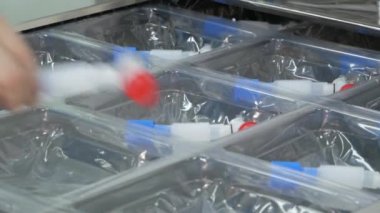 Yapay akciğer havalandırması, akciğer havalandırması. Plastik ürünlerin üretimi, yapay solunum. Eczacılık fabrikası. Tıbbi üretim. Sağlık sektörü.