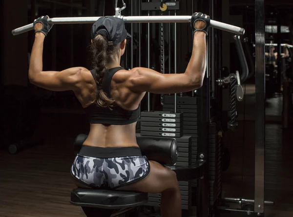 Обрезанный студийный снимок потрясающего горячего спортивного тела фитнес-женщины — стоковое фото