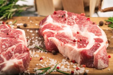 Baharat ve bitki üzerinde tahta arka plan ile şişko biftek