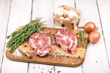 Baharat ve bitki üzerinde tahta arka plan ile şişko biftek