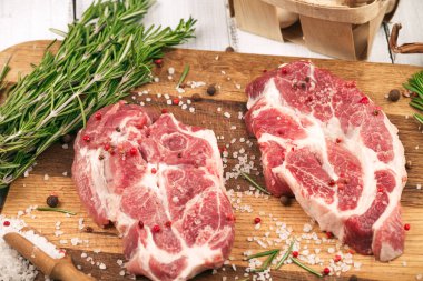 Baharat ve bitki üzerinde tahta arka plan ile şişko biftek