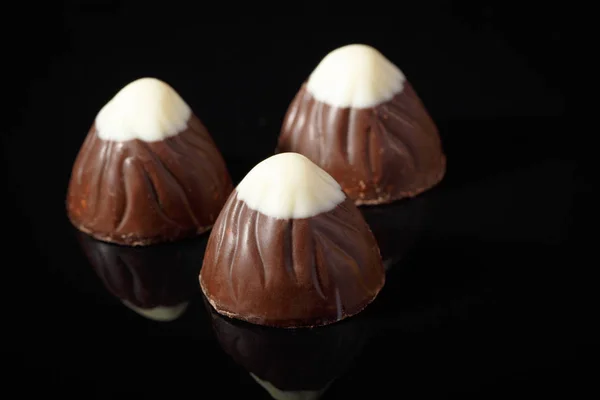 Шоколадные трюфели с белым шоколадом сверху . — стоковое фото