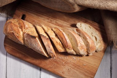 Baget ahşap tahta üzerinde dilimlenmiş.