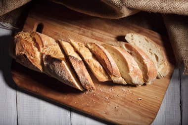 Baget ahşap tahta üzerinde dilimlenmiş.