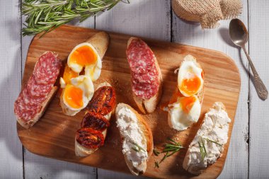 Beyaz ahşap zemin üzerinde biraz sandviç