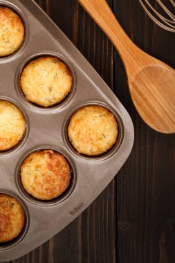 Koyu ahşap kağıt üzerinde peynirli kek