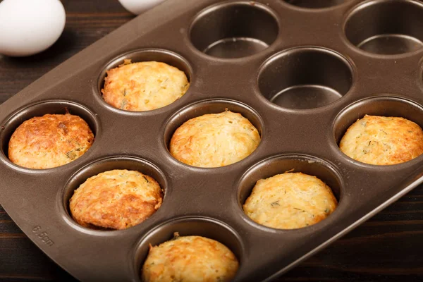 Muffins mit Käse auf dunklem Holz-Hintergrund — Stockfoto