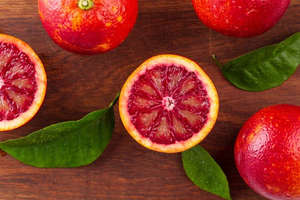 Few Bloody Oranges Lie Cutting Board Leaves Kitchen Knife One — Stock Photo, Image