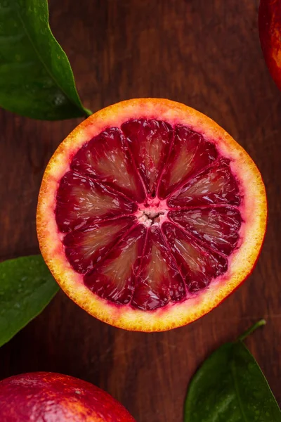 Few Bloody Oranges Lie Cutting Board Leaves Kitchen Knife One — Stock Photo, Image