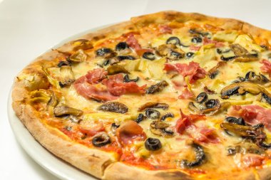 zeytinli İtalyan pizza