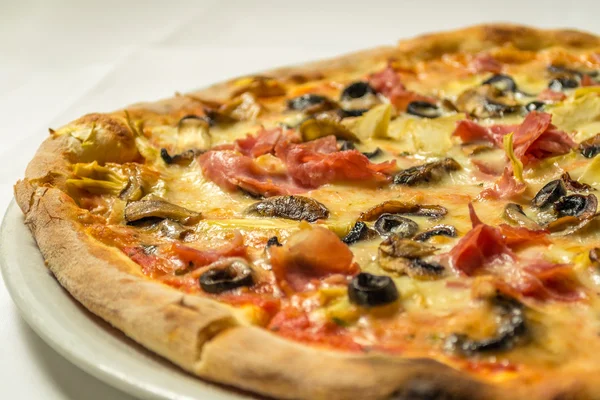 Pizza italiana con olive — Foto Stock