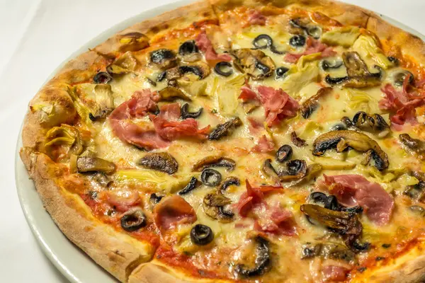 Pizza italienne aux olives — Photo