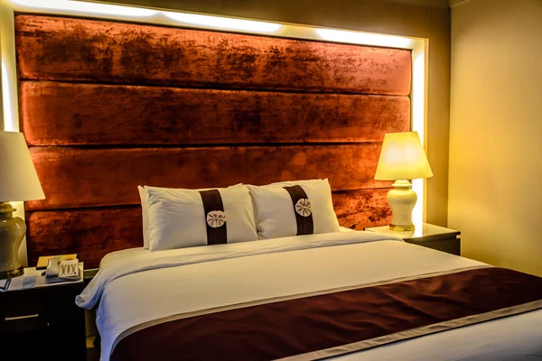 Hermoso dormitorio con cama doble en hotel, condominio, apartamento o apartamento —  Fotos de Stock