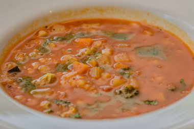 Yaz sebzeleri ve arpa ile yapılan İtalyan sebze çorbası çorbası