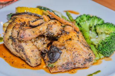 Kayın fırın kavrulmuş tavuk limon ve biberiye ızgara Akdeniz sebze ile devam eder