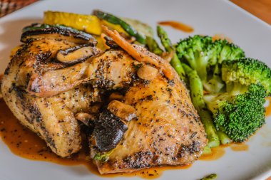 Kayın fırın kavrulmuş tavuk limon ve biberiye ızgara Akdeniz sebze ile devam eder