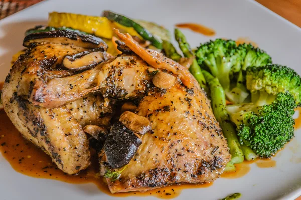 Kayın fırın kavrulmuş tavuk limon ve biberiye ızgara Akdeniz sebze ile devam eder