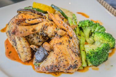 Kayın fırın kavrulmuş tavuk limon ve biberiye ızgara Akdeniz sebze ile devam eder